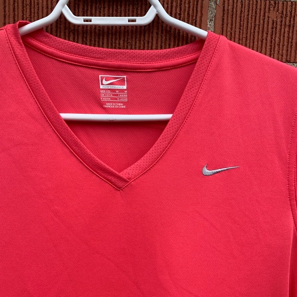 🎉HOST PICK!🎉NlKE💕performance pink and white v-neck t-shirt with mesh sides - Picture 4 of 9